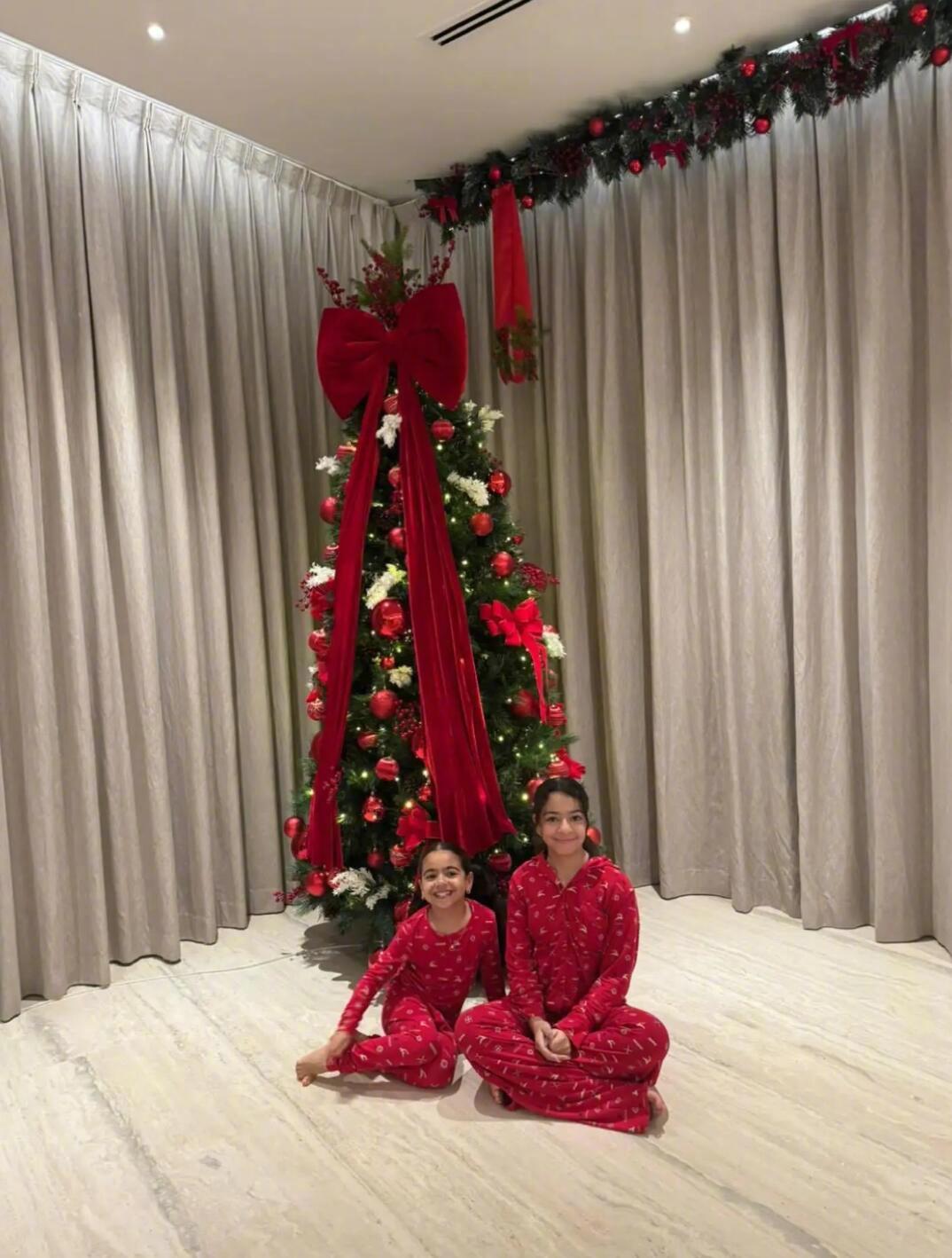 圣诞节来临，萨拉赫社媒更新，配文❤️圣诞快乐以及两个女儿与圣诞树的合照。 