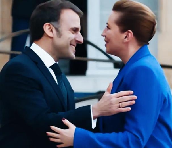 马克龙和丹麦女首相见面很热情啊！
两人脸上都洋溢着满脸的笑容！
两人手的姿势还挺