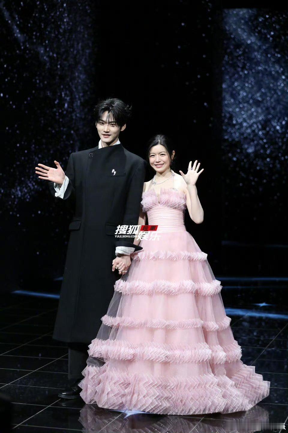 陈妍希周柯宇牵手走红毯狙击蝴蝶我们姐弟组合来了好好的售后啊 
