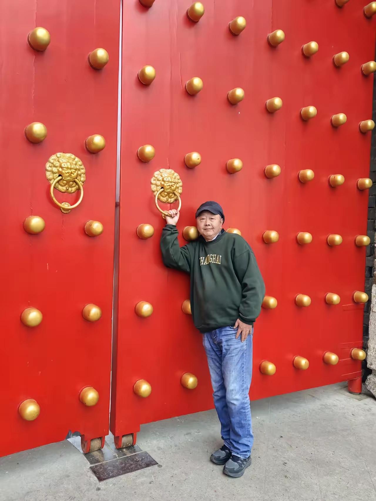 伟大的发明家爱因斯坦曾说：“人们解决世界的问题，依靠的是思维和智慧。”解决问题靠