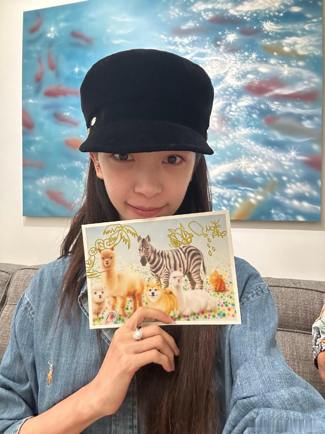 易梦玲戴钻戒我还以为鸽子蛋钻戒只适合晚宴，看完易梦玲看展图改观了。易梦玲钻戒好大