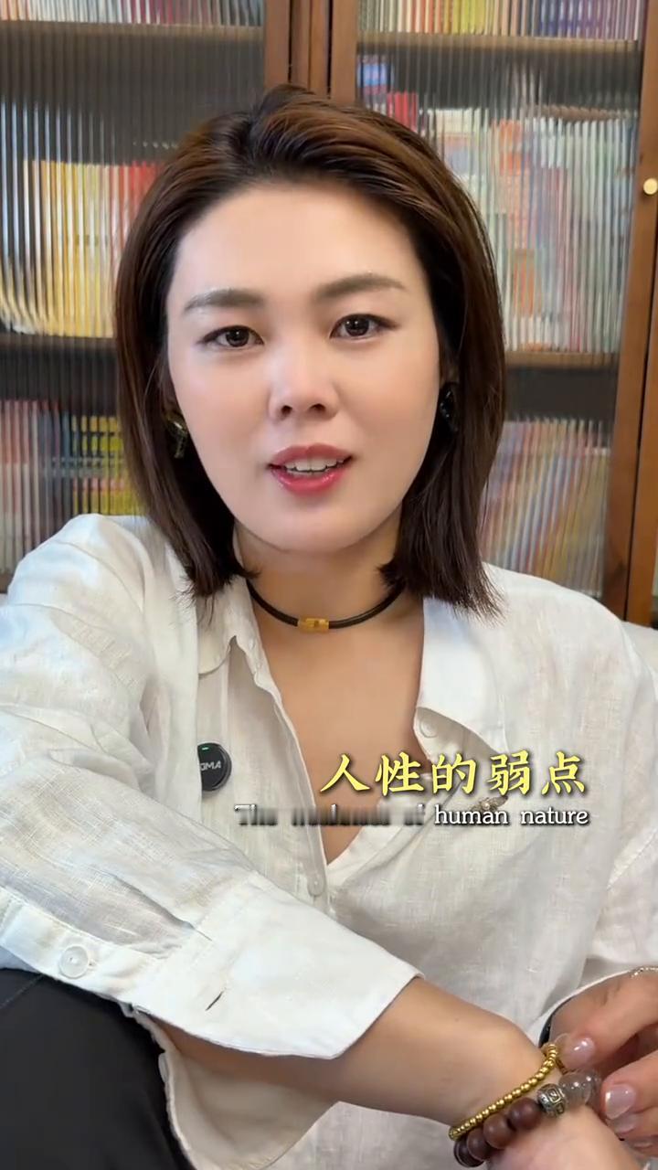 高人的处世格局：踩空致命错。
一定要记住，报复小人的顶级智慧不是跟他斗，而是要先