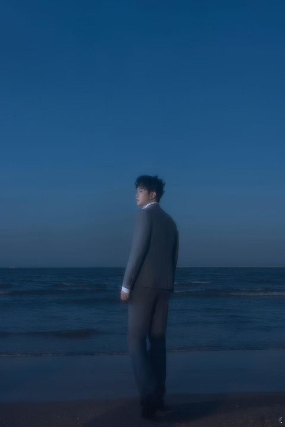 颜人中红包发了4个9999 颜人中跨年夜在粉丝群发四个9999红包，还空降送语音