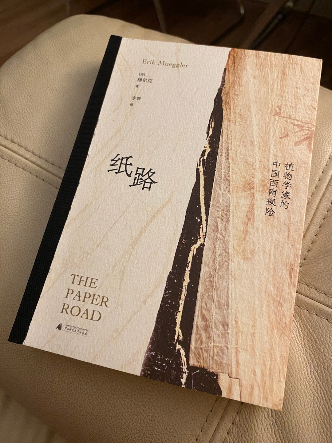和毛利逛书展，她看到我说，你头发又剪短了？过了一会儿，她说，我总觉得你头发剪短了