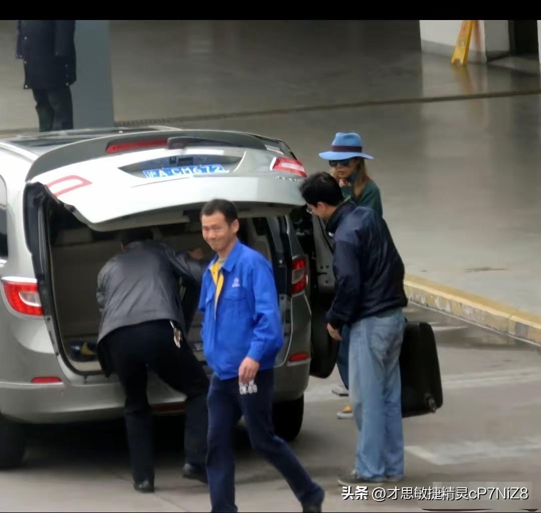 一男子将车送去维修，手机却突然收到提示，他打开摄像头一看，发现自己车上的4个轮胎