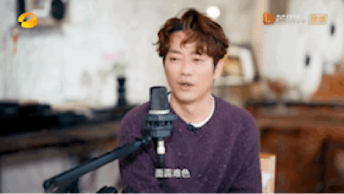 张栋梁回应综艺边缘人 参加了真人秀又不说话张栋梁说自己不喜欢抢话，也慢热，跟大家