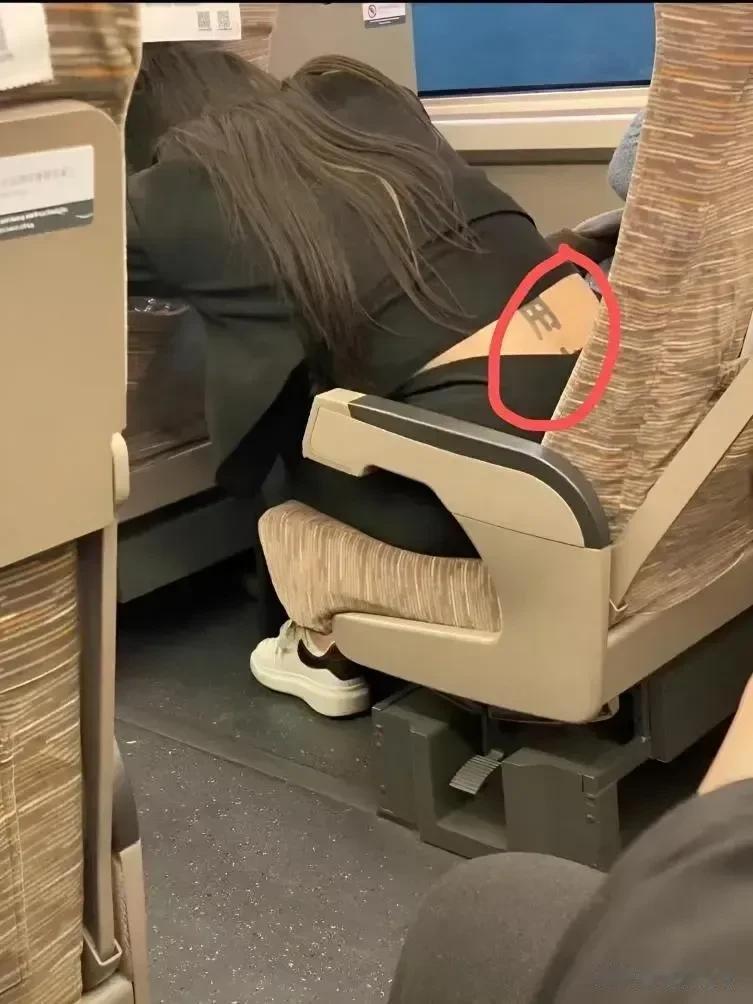 弱弱的问一句:假如过去提醒一句:姑娘，高铁里面空调效果很好小心着凉！会不会挨揍[