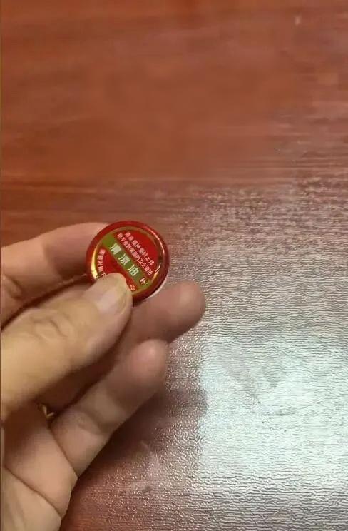 惊呆了！
清凉油盖子难打开，
厂家回应经典款保留，建议转圈开！
掰铁盒清凉油掰到