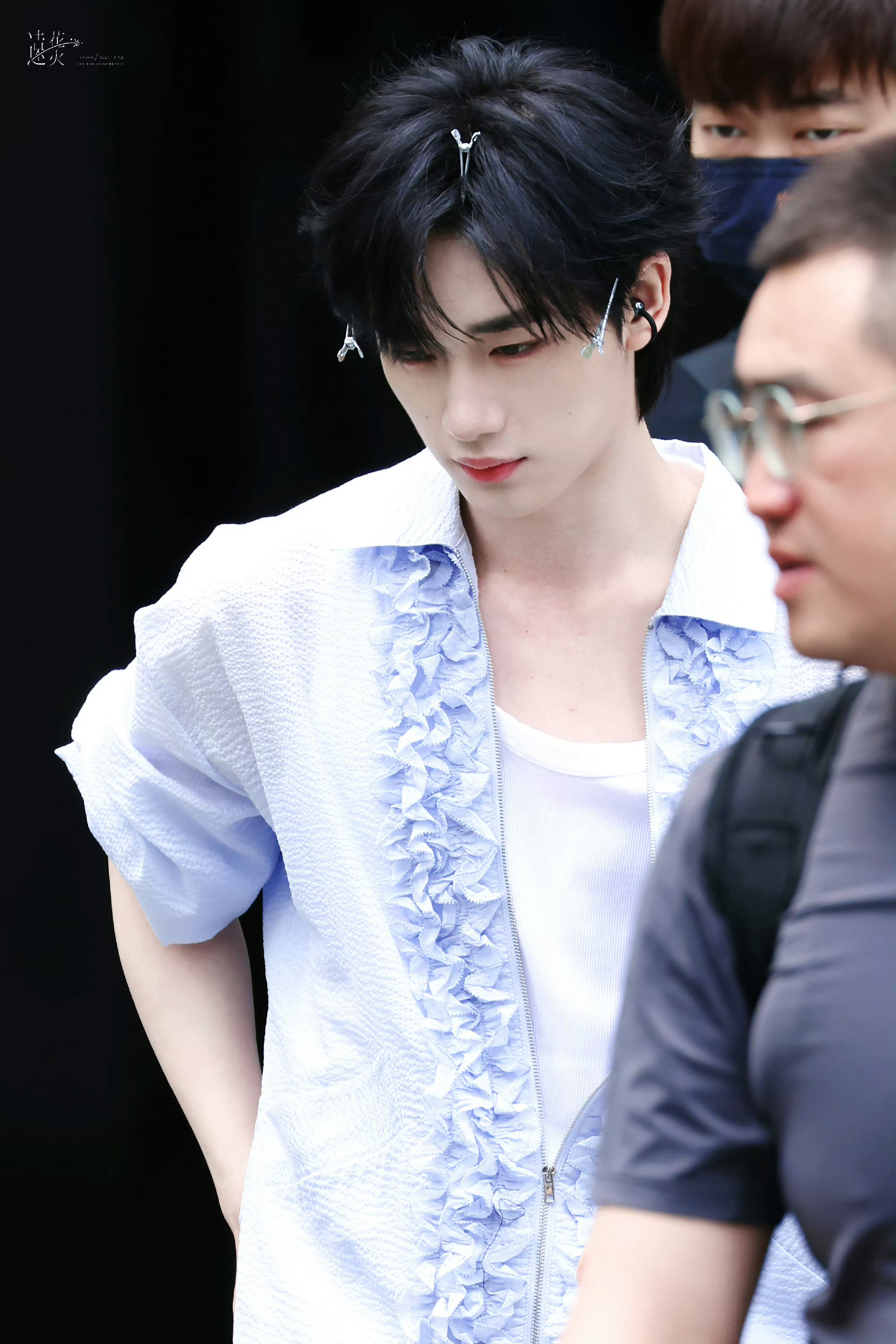 游戏输了闭眼认罚，结果全员喊“亲一个”？丁程鑫快睁眼看看这群损友！丁程鑫闭眼睛是