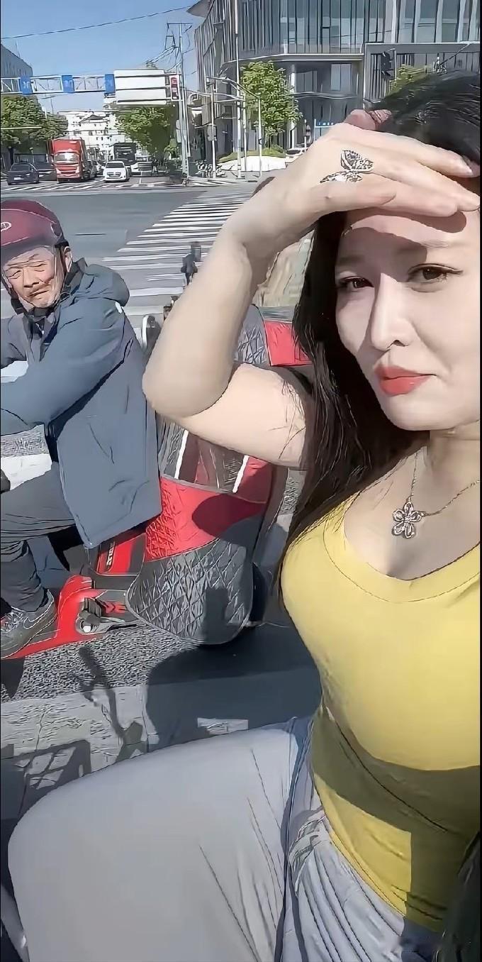 大爷瞅，姑娘嫌，两人对话超好玩。
"看啥子看，没见过美女？”
"傲什么傲，俺家里