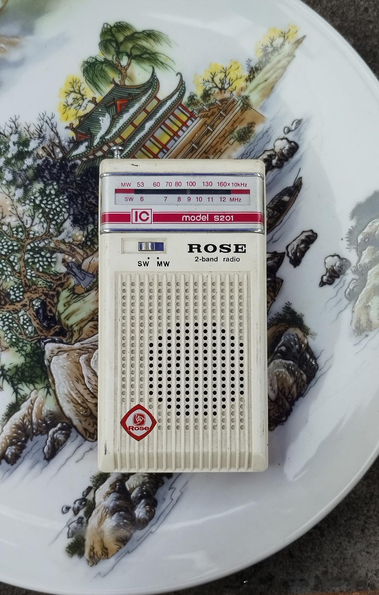ROSE model S201 IC两波段便携收音机，兼具中波与短波功能。
它是