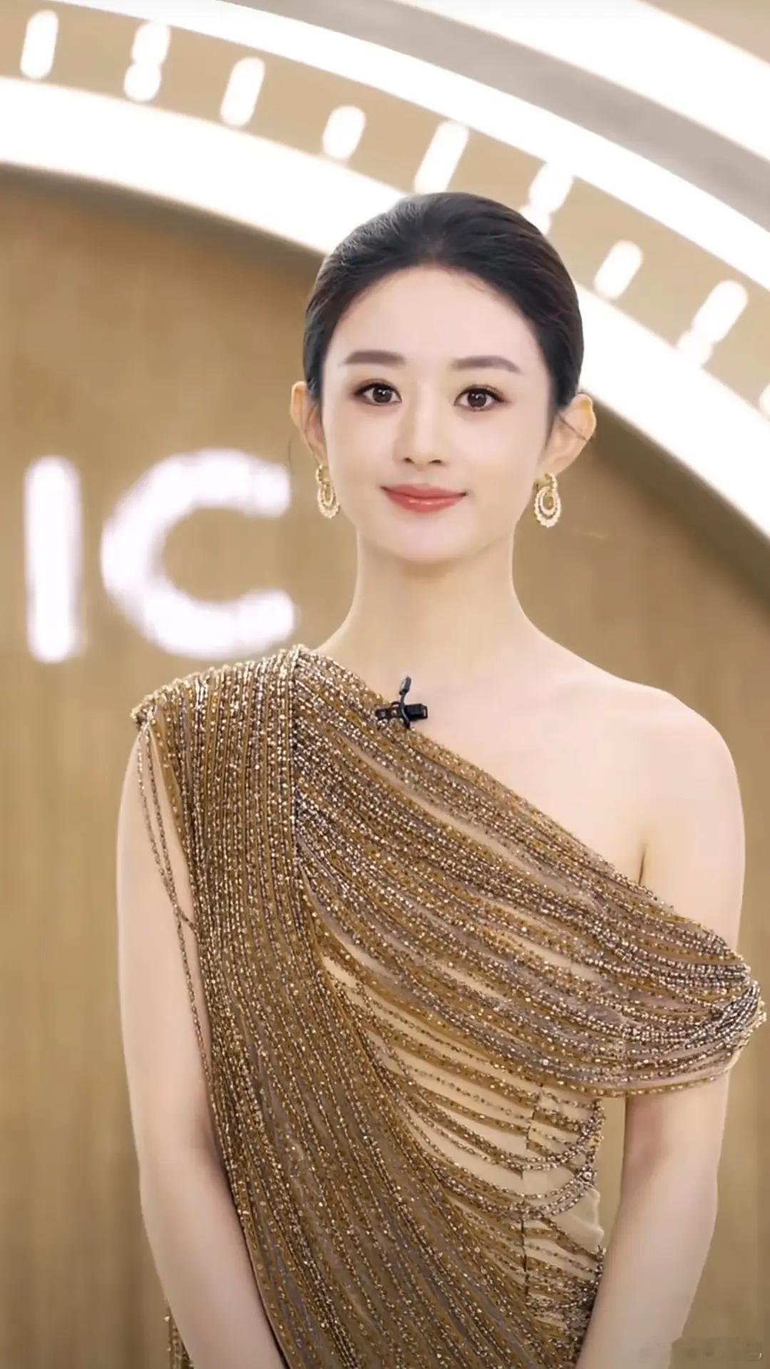 接30多岁还能有赵丽颖这样紧致的脸！！ ​​​