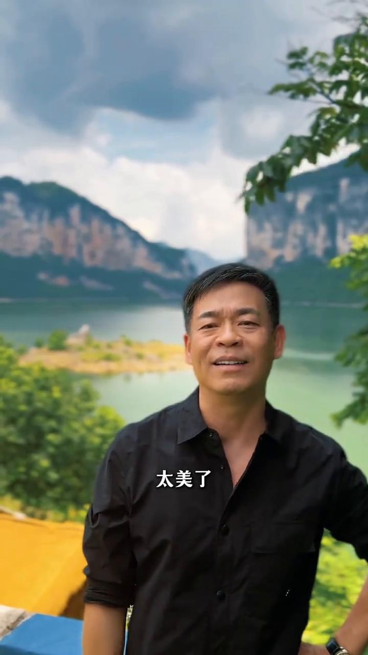 下雨了，太阳雨，太美了。今天有工作在这，所以看看后面多么漂亮。喀斯特地貌，乌江源