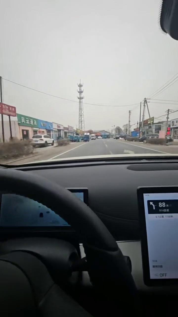 向左前方行驶，前方四百五十米右转。