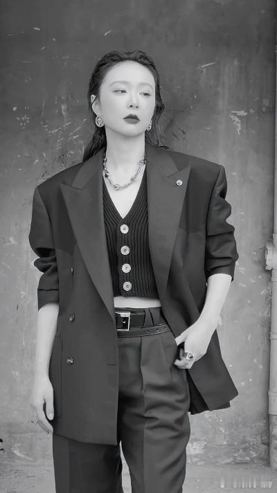 高叶完全女Alpha来的高叶这活动造型绝了！不用特意营造，骨子里女Alpha气场