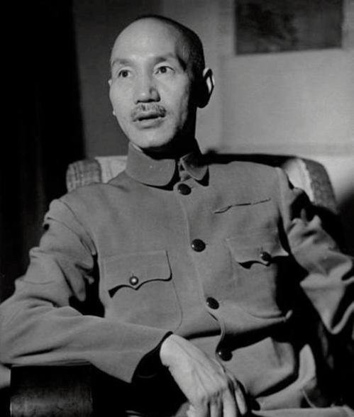 南昌机场忽然起了大火，一时间浓烟滚滚，十几架飞机毁于一旦。蒋介石知道之后，勃然大