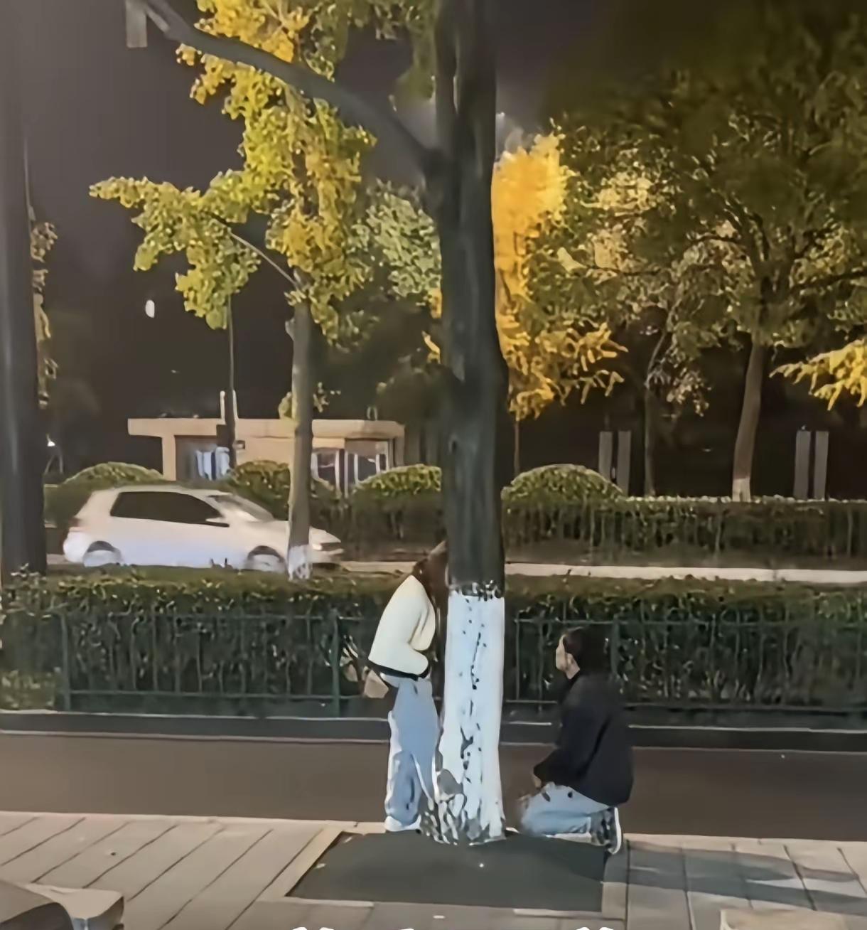 放手吧，兄弟，她不爱你！
男儿膝下有黄金呢，跪天跪地跪父母，跪着求来的爱情不会长