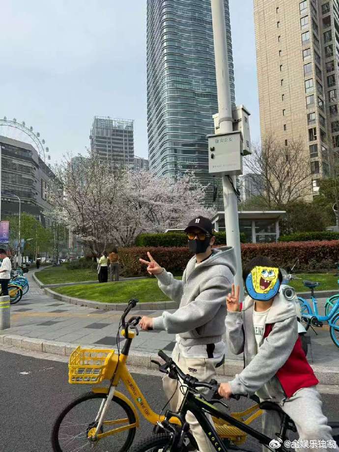 黄晓明晒和儿子春日骑行照黄晓明小海绵骑行照久违晒出父子日常，骑行合照温馨又有爱，