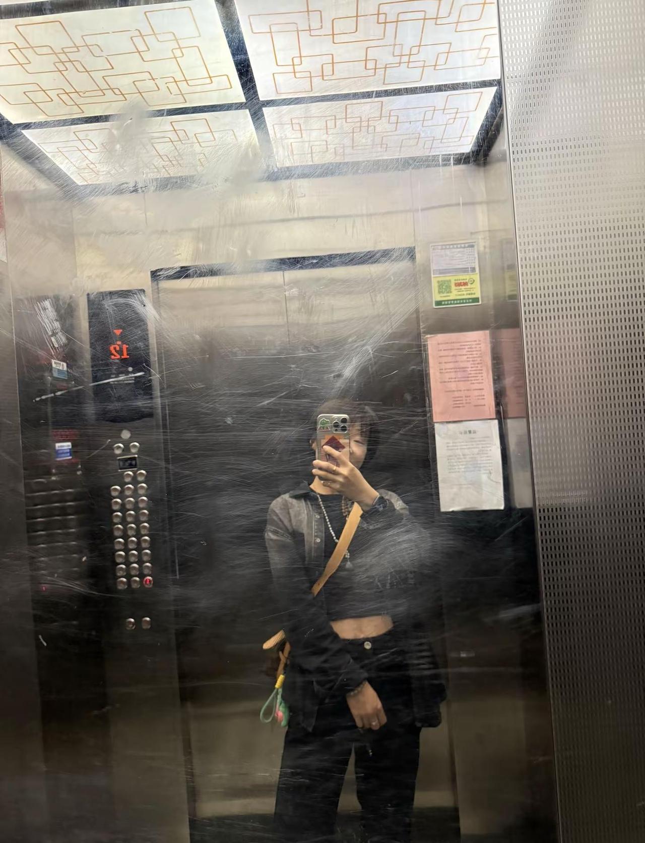 不再回头。❤️电梯随拍ootd 健身不内耗 毫无训练痕迹的自律 电梯镜子里的自己