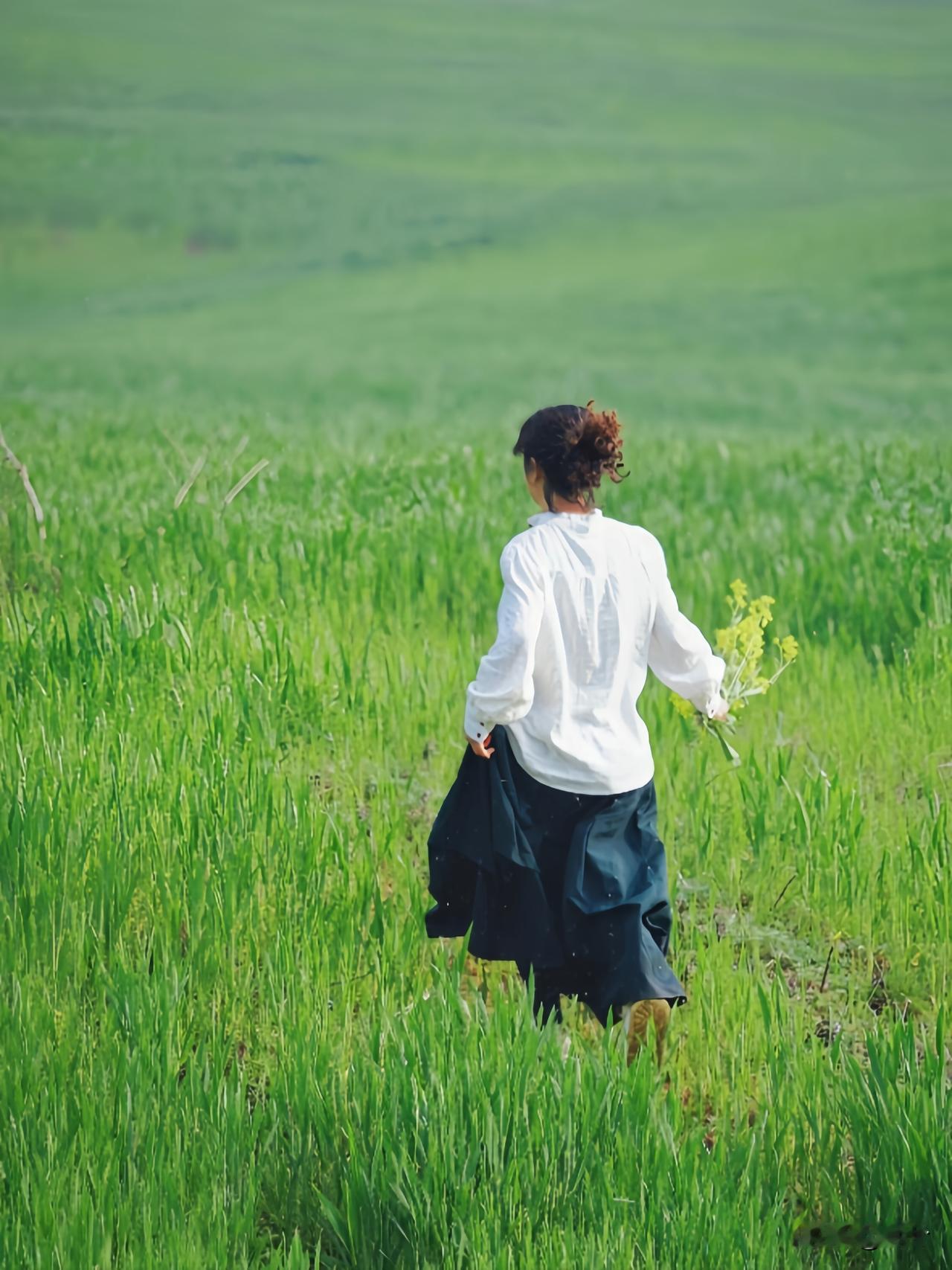 看着镜子里的自己
哎
时间真是一把杀猪刀
 
脸上的皱纹悄悄长了
皮肤也没以前亮