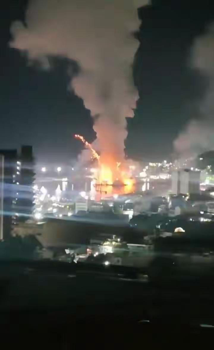 马杜罗就这么被三角部队抓了，太喜剧性了，纸糊的委瑞内拉，防御系统没有，保卫也没有