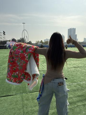 中山音乐节二手玫瑰送东北花被 论抽象谁能比得过梁龙啊……直接把东北银的大花被全场
