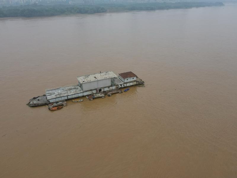 最近湘江水域污染问题闹得沸沸扬扬。1月8日下午，网友爆料衡阳市衡南县湘江边排水口