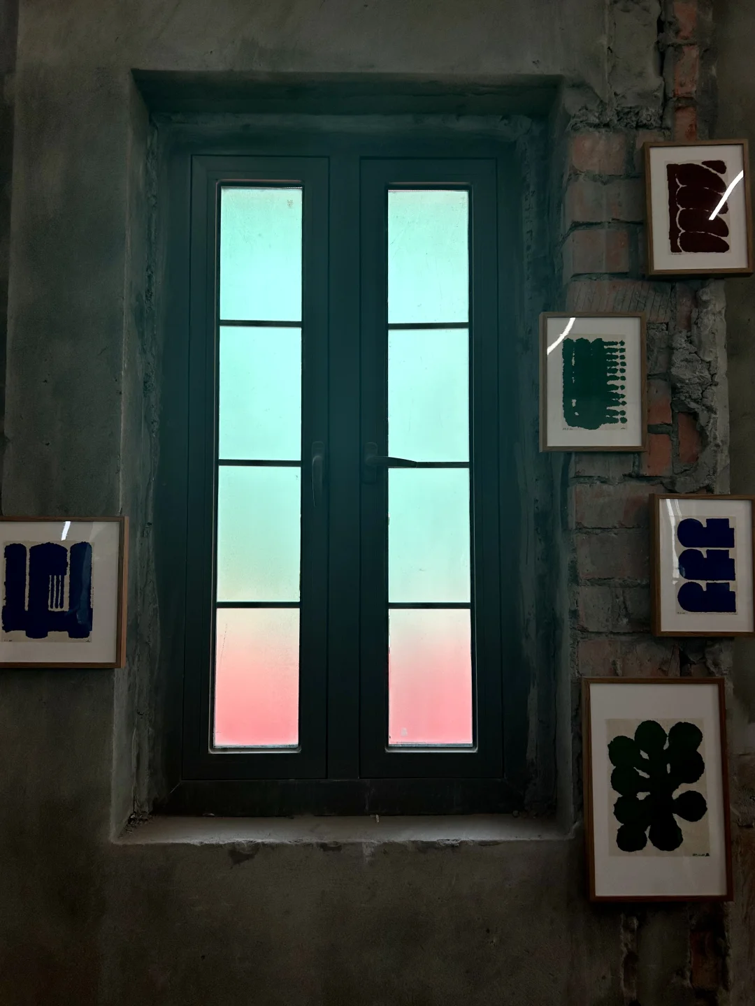 麓镇的艺术品早已标好了价格，但这扇窗没有