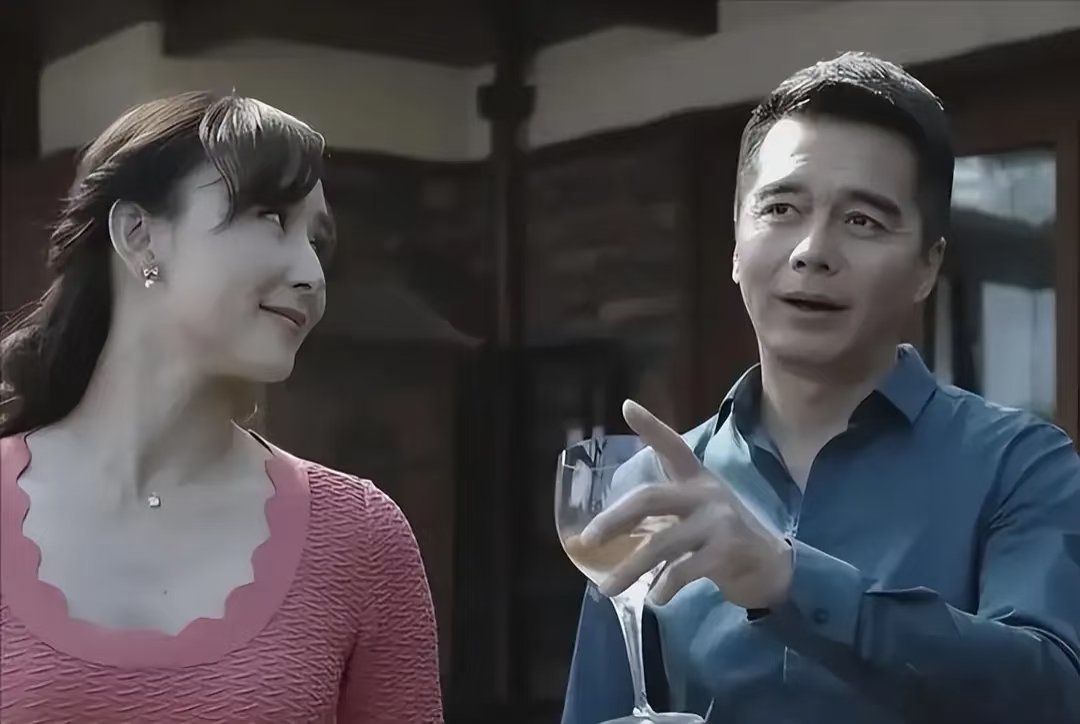 许亚军被曝在美国都离婚了，这是家事儿不好说唉，但是儿子应该回来看看妈妈