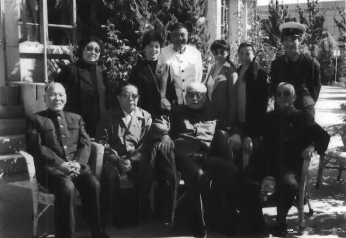 1987年，肖劲光大将寿宴期间的合影，坐者左起:陈先瑞、周球宝、肖劲光、韩先楚。