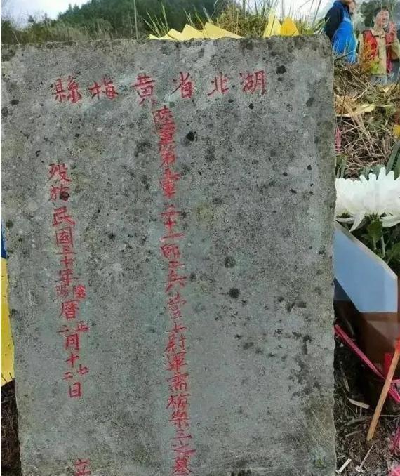 贵州女子给母亲扫墓，发现不远处的孤坟长满了荒草，出于善意，女子将坟墓清理了一番，