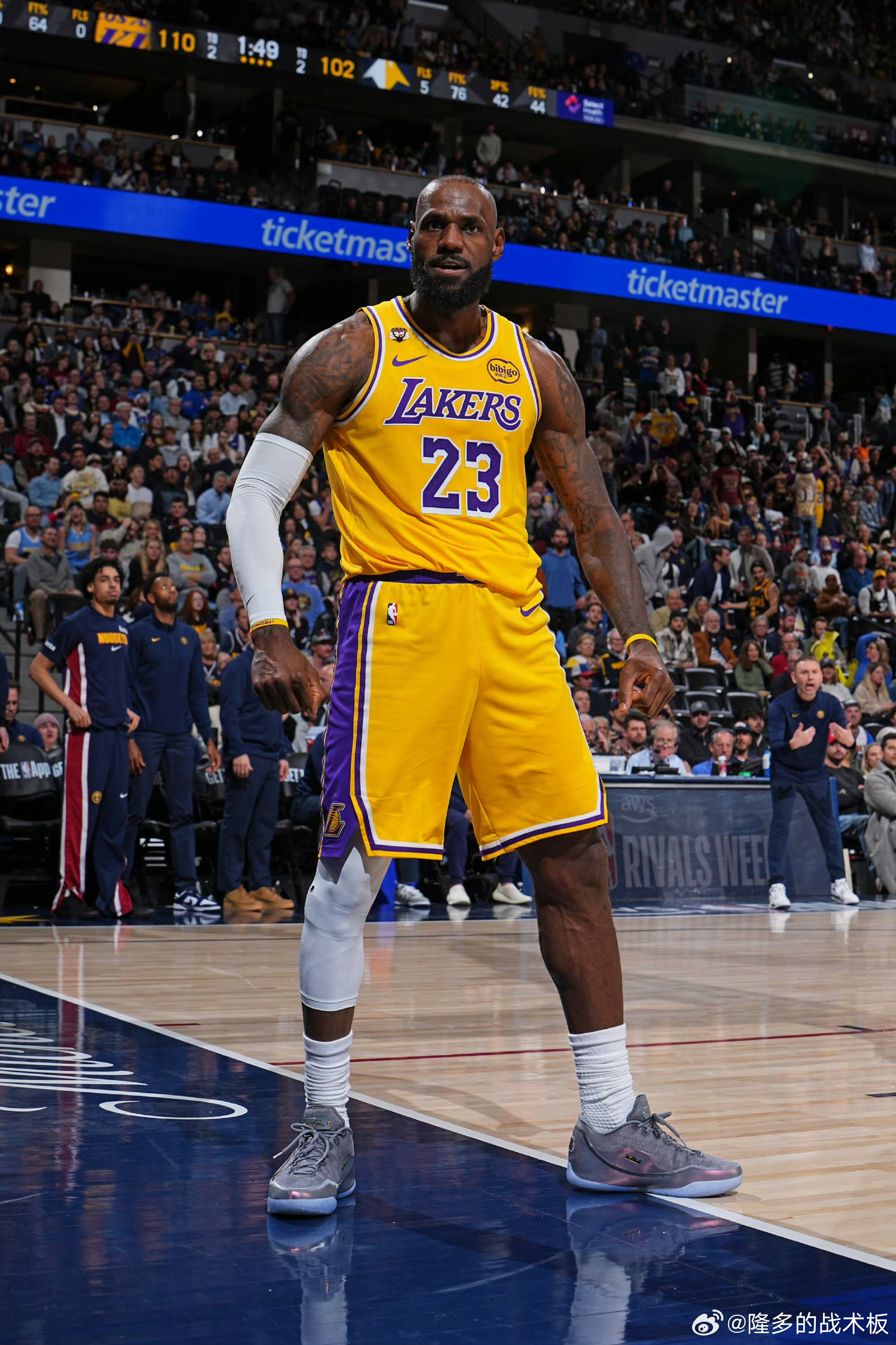 雷迪克表示，詹姆斯因肘部挫伤周一对尼克斯有望出战！克勒贝尔背部接受了影像检查，目