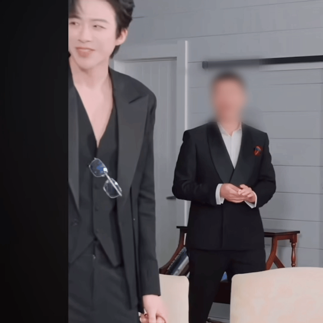 宇宁你的扣子开了一颗
