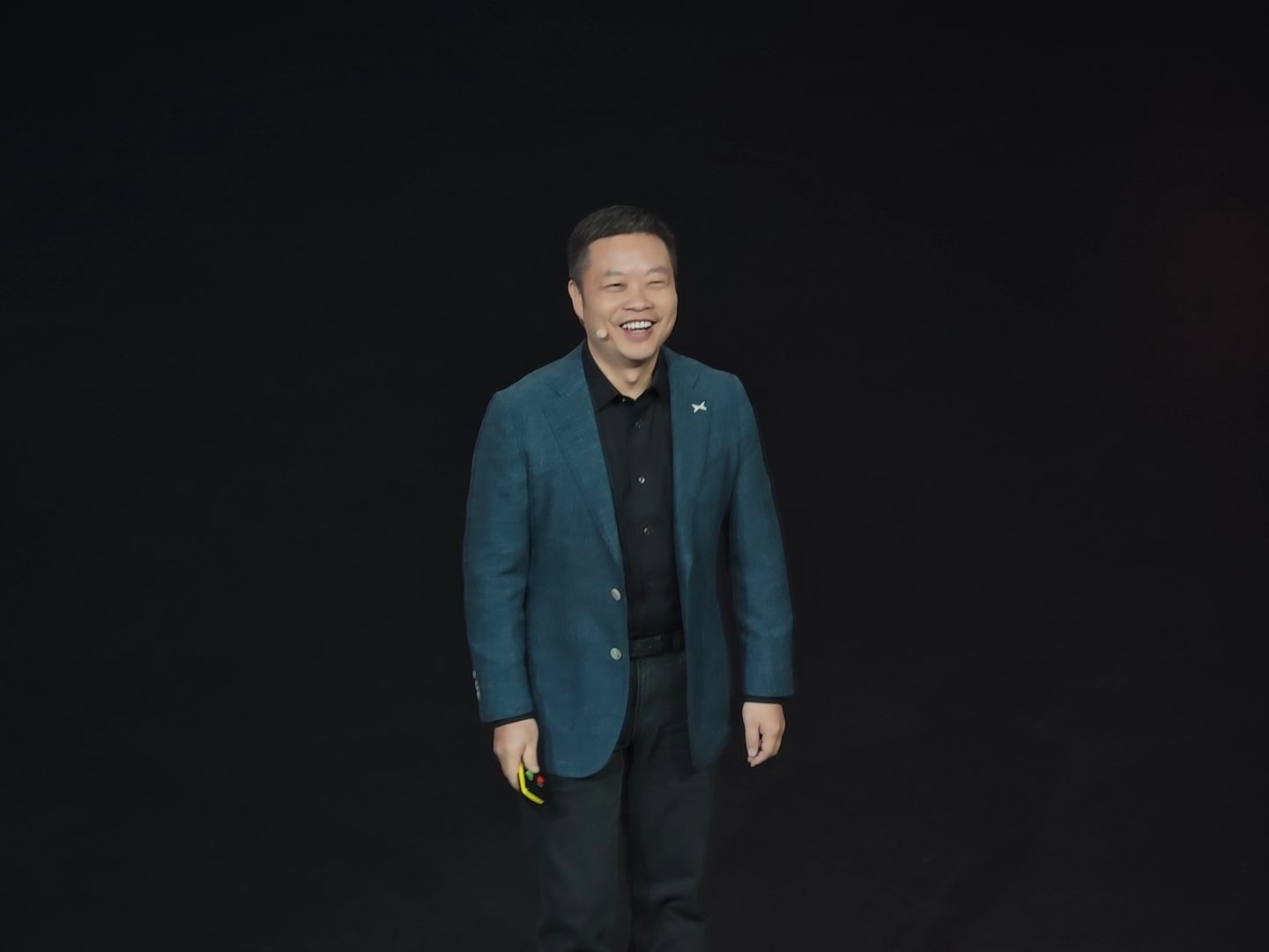 何小鹏上来了，继续全英文输出！
