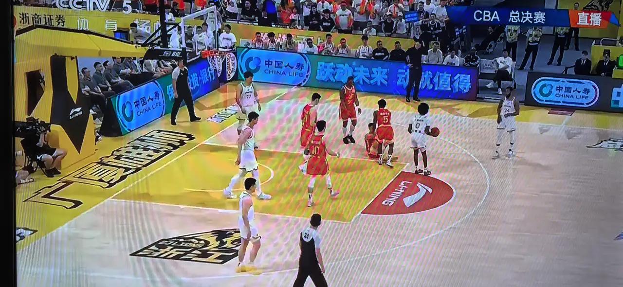 CBA总决赛进入第4场。跟我此前的分析一模一样。孙铭徽不在首发，林炳胜重回首发。