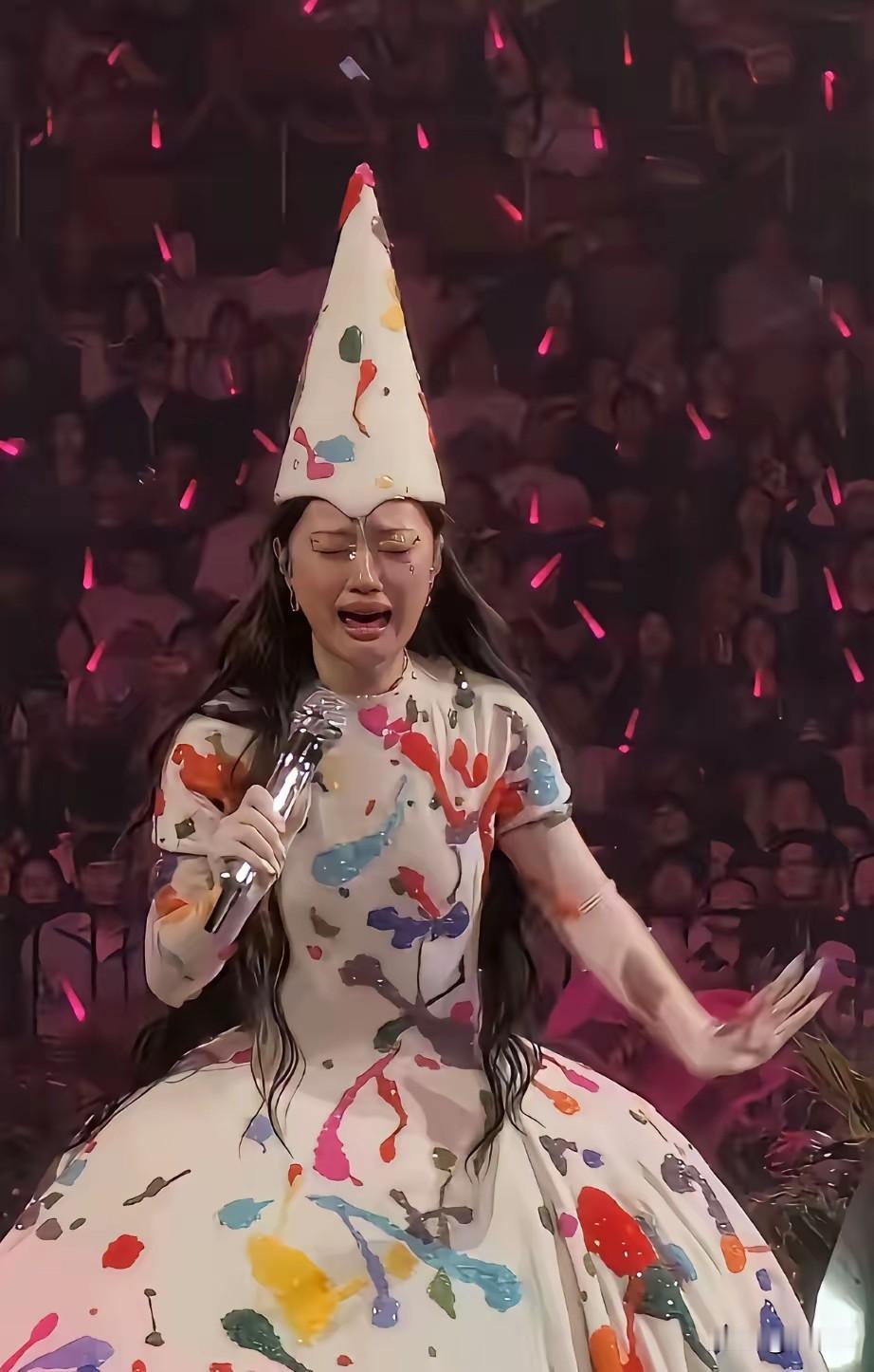 简直就是师出同门的两个人
唱歌技巧性高，高音部分多，全靠喊；妆容打扮追求另类独特