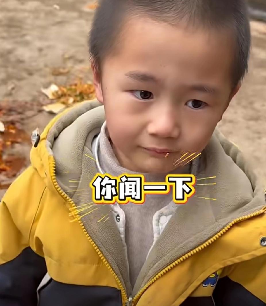 心疼！近日，一男孩吃席时不小心打翻饭菜，被妈妈要求向每一个人道歉鞠躬，真的让人狠