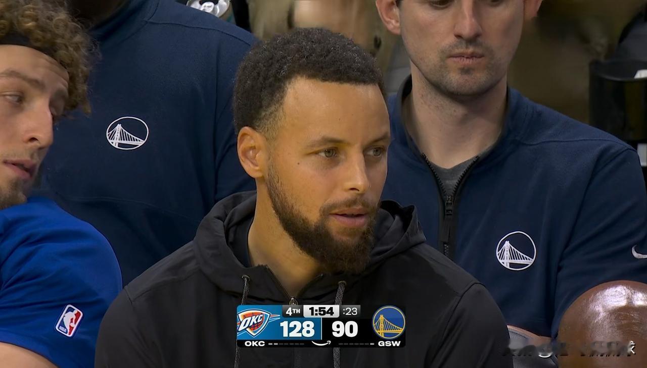 勇士超级巨星库里真的完全懵了！在今天勇士主场迎战雷霆的比赛中，当时比赛进行到了第