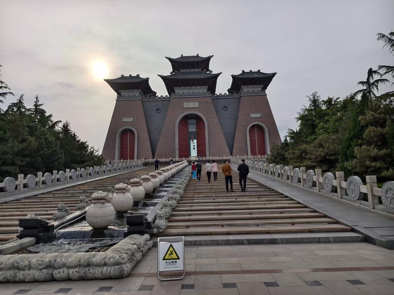 记录我的2026 2026年，我终于走进了临汾华门。以往路过，都只是远远一瞥，今