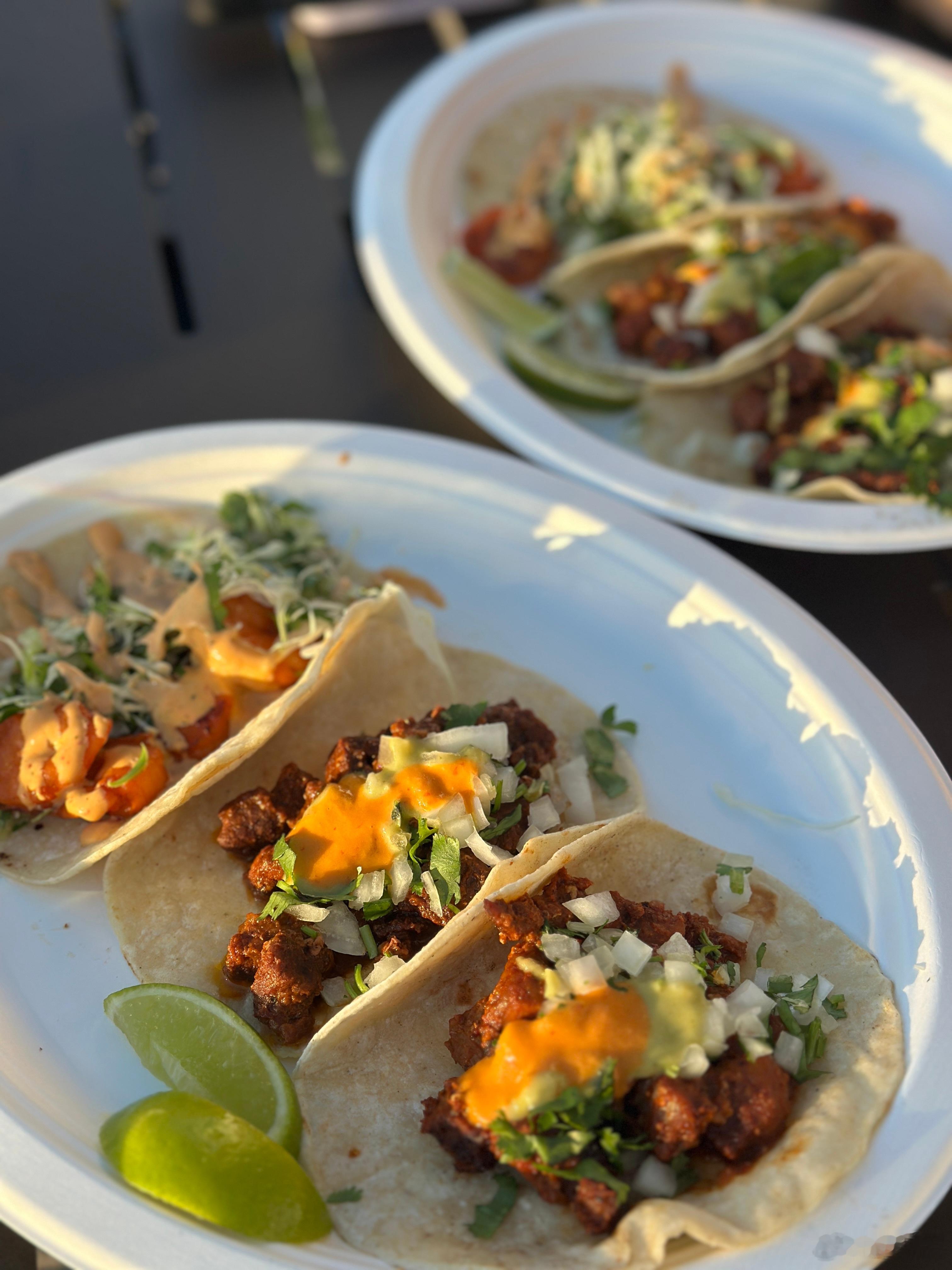 落地凤凰城太饿了在scottsdale找了家taco店垫垫肚子。收银小哥土生土长