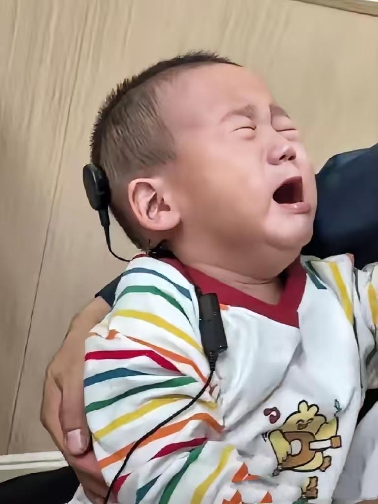 广东深圳的一对年轻夫妇，儿子楷楷出生不久后就没有通过新生儿听力筛查，在经过多次复