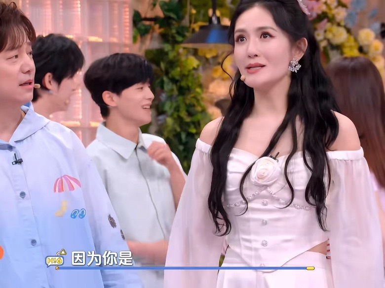 谢娜何炅今天对打明天贴脸，好一个接着奏乐接着舞hhhhh谢娜何炅今天对打明天贴脸