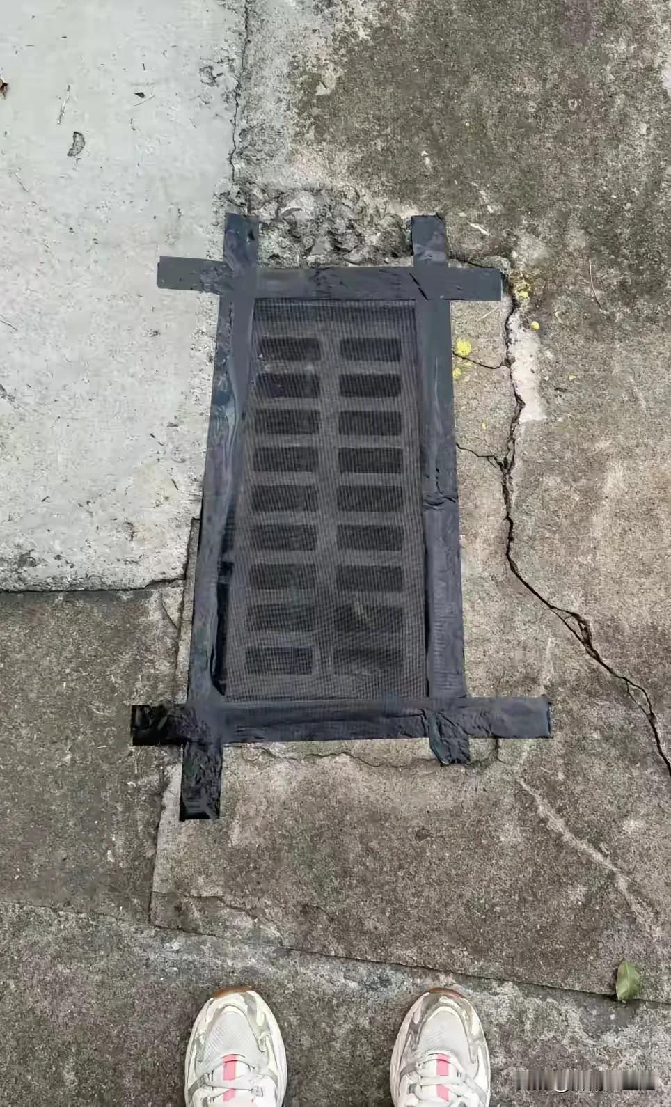 广东顺德为了消灭蚊子也是想出了绝招，居然把下水管道用纱窗封起来了。说实话，下水管