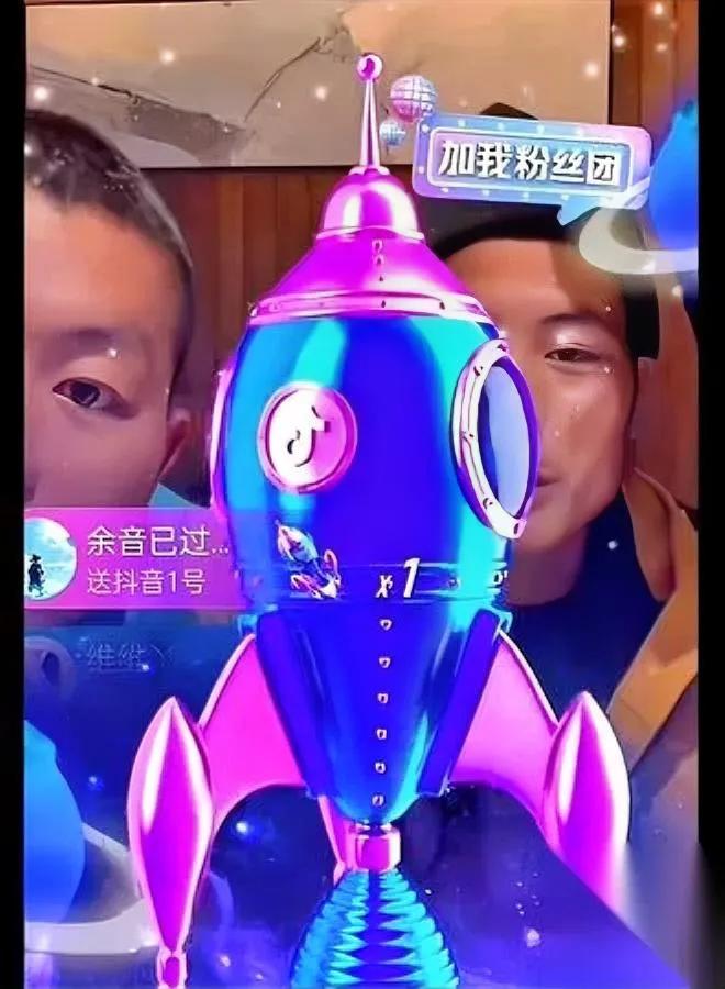 刀疤哥举着手机的手在抖——

屏幕上的嘉年华刷得连成串，粉丝发的“不许下播！必须