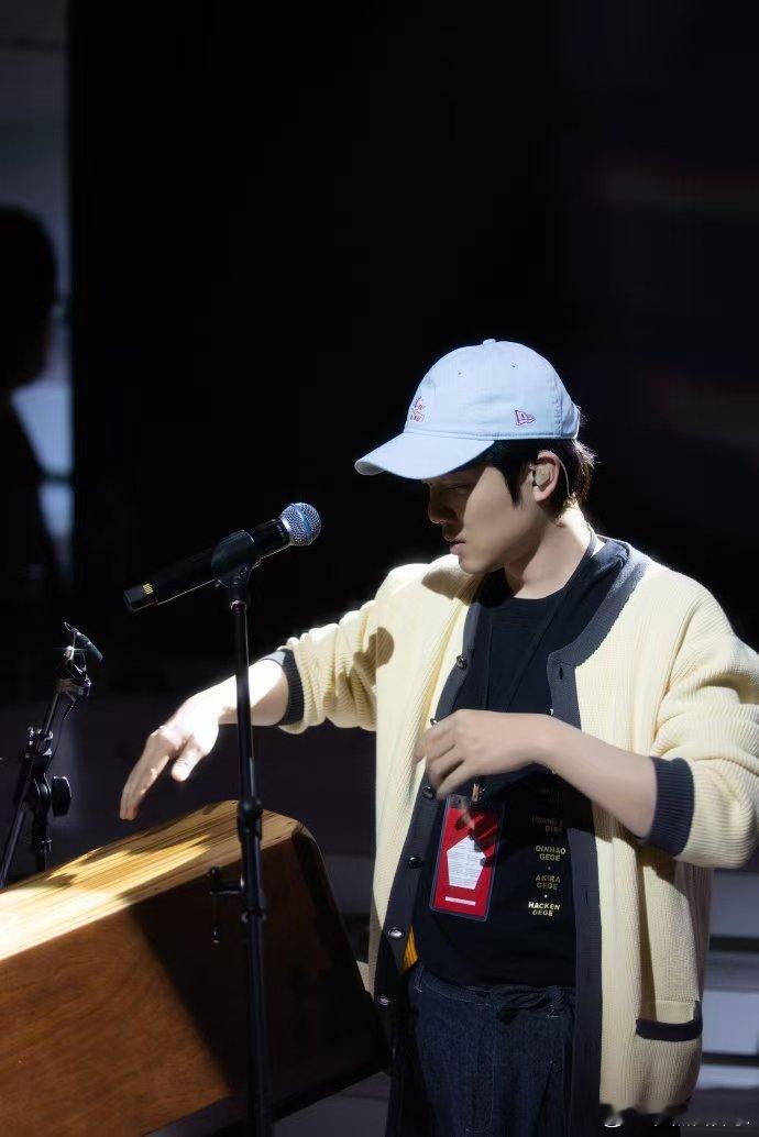 秦昊李克勤再唱披哥兰亭序秦昊李克勤粤语三连唱李克勤和秦昊再度同台合唱三首粤语金曲