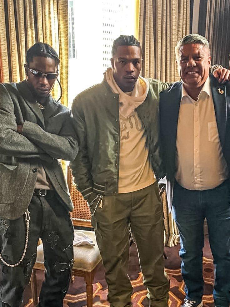 🇺🇸🇦🇷 在第60届美国超级碗开赛前，阿根廷足协主席塔皮亚和TRAVIS