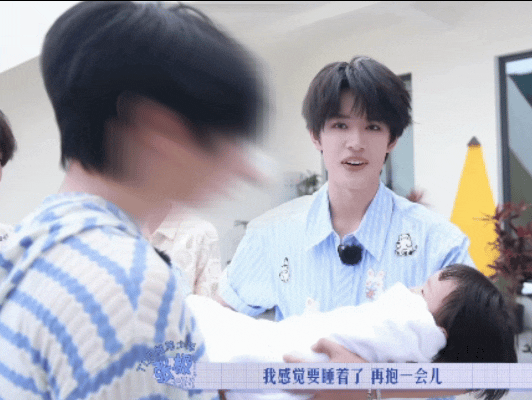 在爸爸怀里睡着了 妈妈看到毯子遮到鼻子了 笑着走过来轻轻的帮我掖毯子 完全我的人
