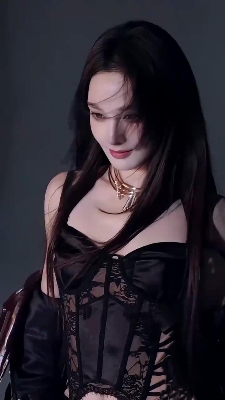 彭小苒黑色蕾丝酷飒妖娆美爆了[赞][赞][送自己一朵花]娱乐 妖娆 又酷又飒 美