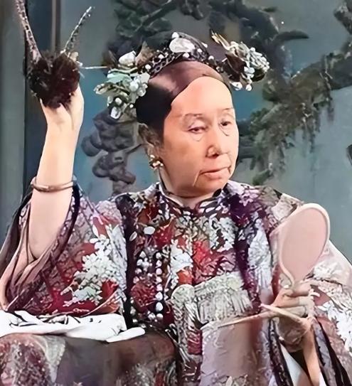 1888 年，53 岁的慈禧看上了 30岁的侍卫那尔苏，当晚就临幸了他 —— 可