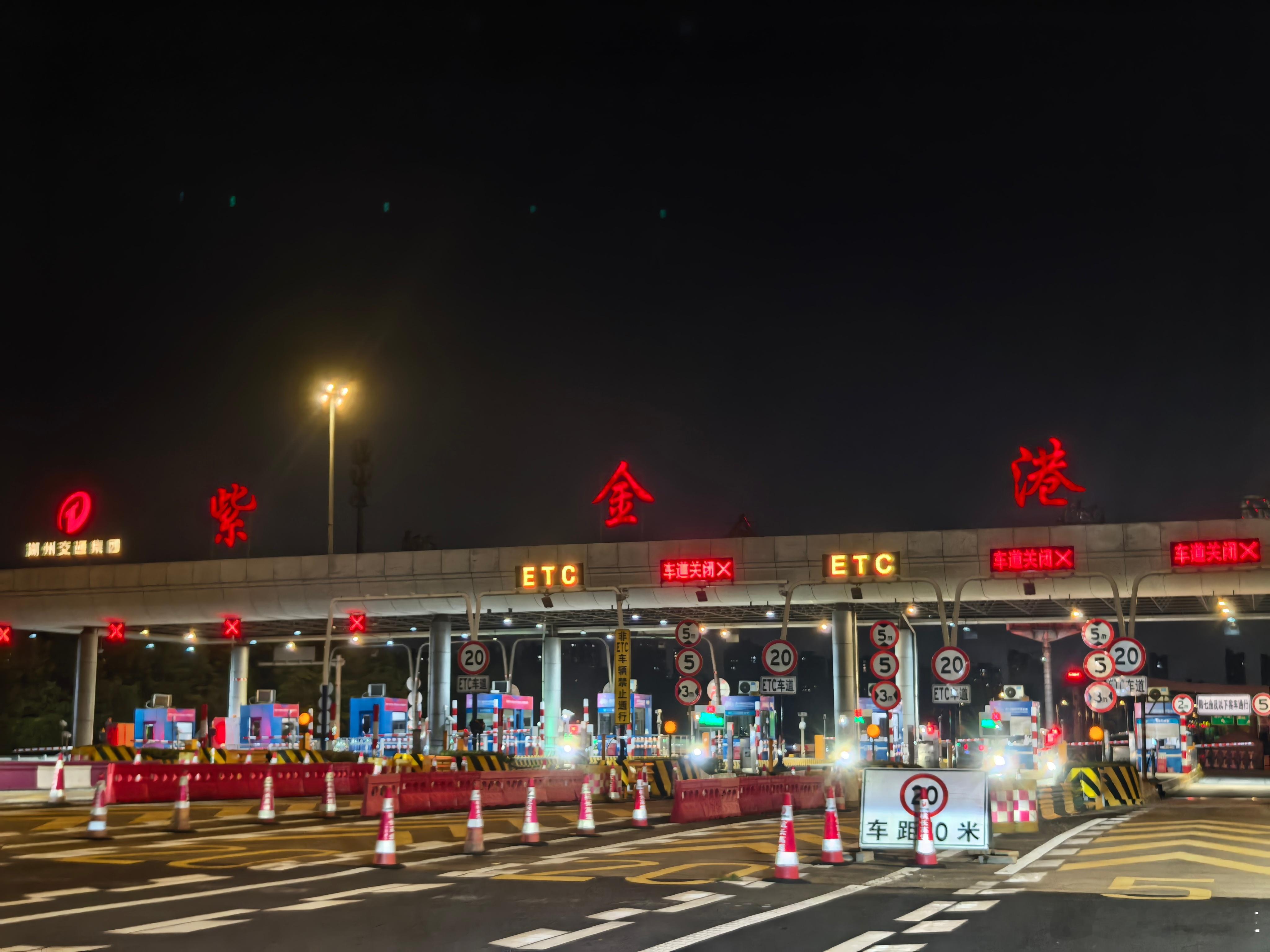 下高速咯，马上要到了！问界M8我和汽车的日常 ​​​